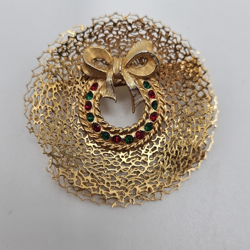 VINTAGE Gold Tone Filigree Rhinestone Christmas Holiday Wreath Brooch Pin MCM